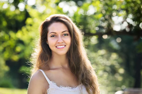 Ragazza sorridente nel parco estivo — Foto Stock