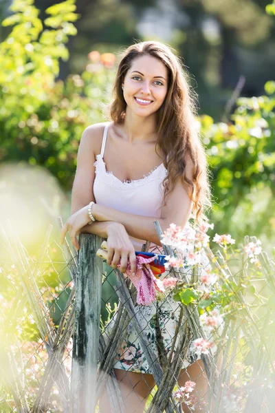 Frau arbeitet in Rosenpflanzen — Stockfoto