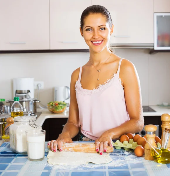 Donna che lavora con la pasta — Foto Stock