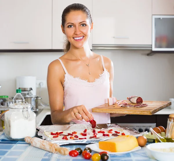 Menina feliz cozinhar pizza em casa cozinha — Fotografia de Stock