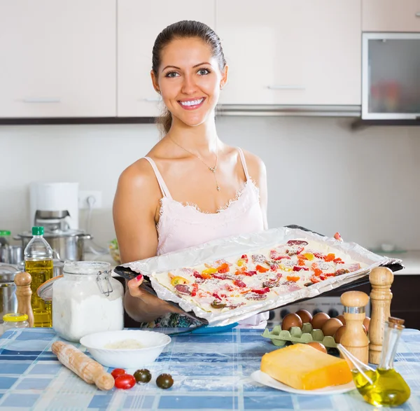 Donna felice preparare la pizza fatta in casa — Foto Stock
