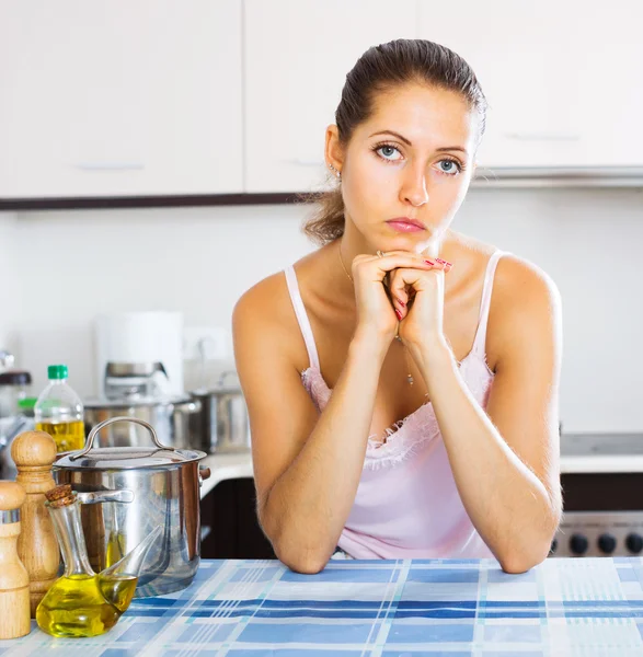 Mujer cansada en la cocina —  Fotos de Stock