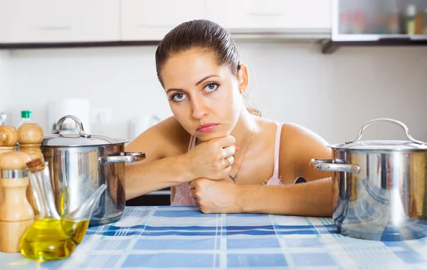 Mulher cansada na cozinha — Fotografia de Stock