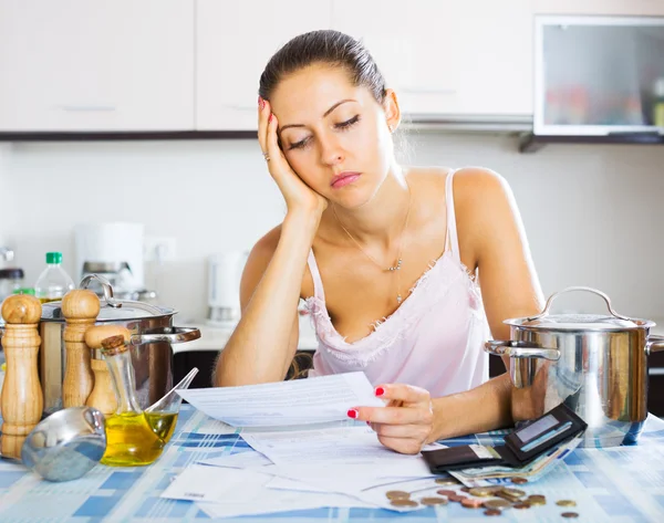 Müde Hausfrau liest Rechnungen — Stockfoto