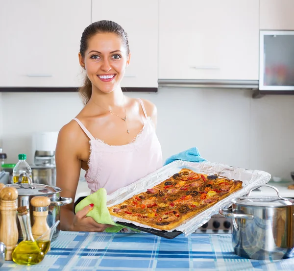 Женщина делает вкусную итальянскую пиццу — стоковое фото