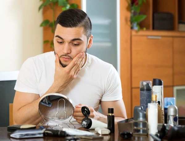 The guy enjoys cream — Stock Photo, Image