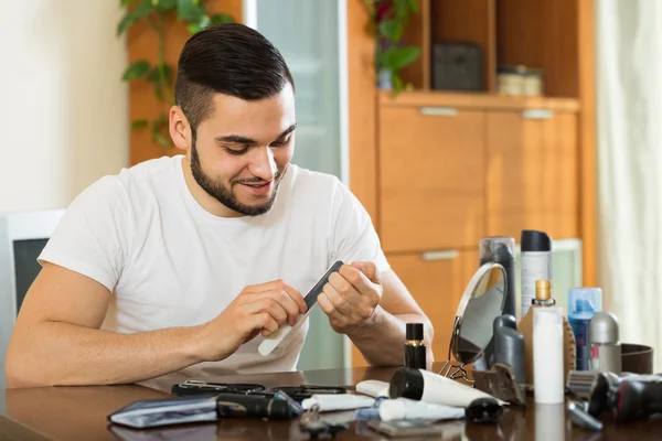 Mann benutzt Nagelfeile — Stockfoto