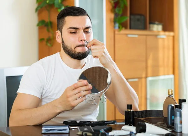 Guy rimozione peli del naso — Foto Stock