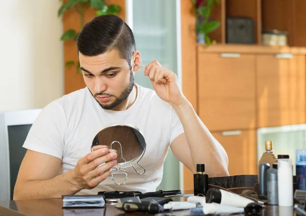 Muž škubání vlasů z nosu s kleštěmi — Stock fotografie