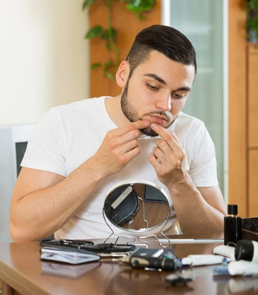 Kerl knallt einen Pickel — Stockfoto