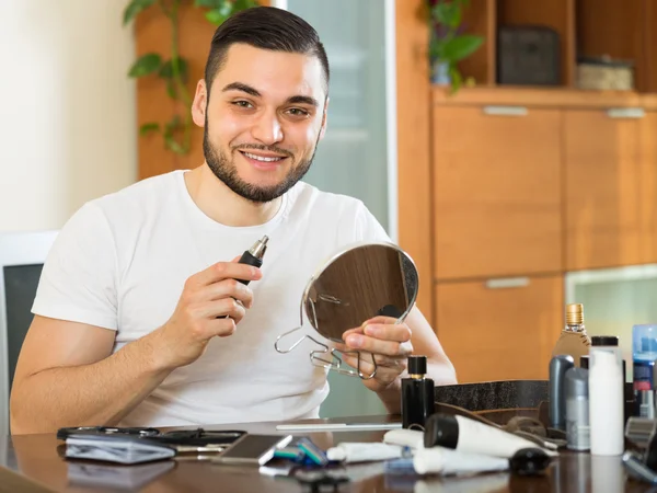 Saç düzeltici kullanan genç adam — Stok fotoğraf