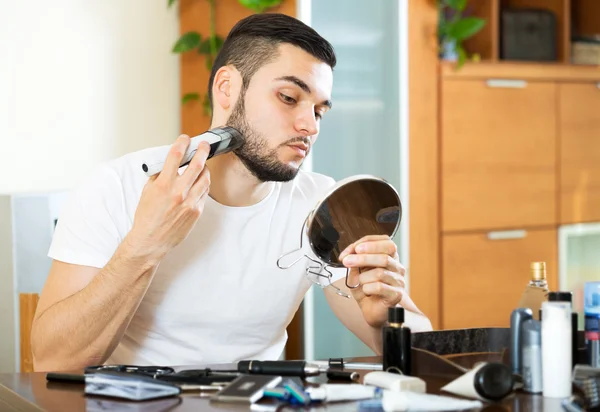 Guy shaving by electric shaver — Stock Photo, Image