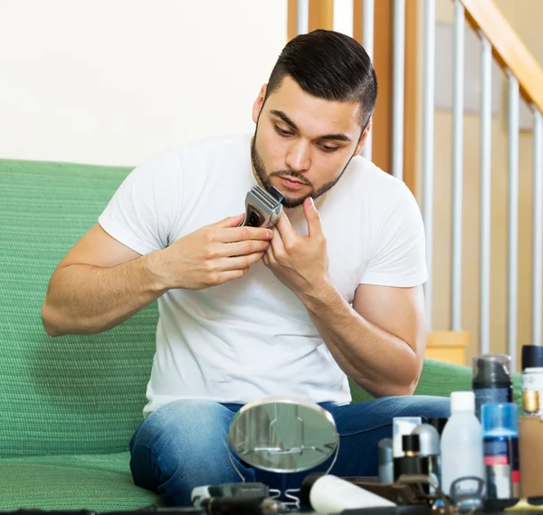 Guy shaving by electric shaver — Stock Photo, Image