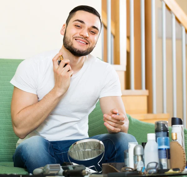 Guy tillämpa parfym hemma — Stockfoto
