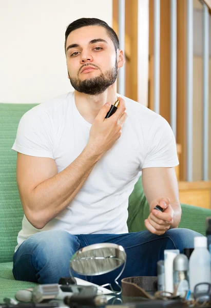 Gars appliquant du parfum à la maison — Photo