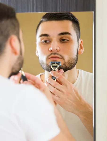 Man shaving beard — Stock Photo, Image