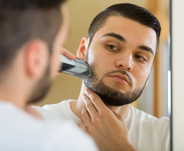 Chlap holení holicí strojek — Stock fotografie
