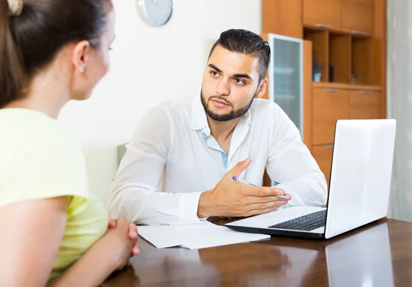 Couple avec documents dans l'appartement — Photo