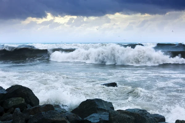 Ondata di mare durante la tempesta nella giornata ventosa — Foto Stock