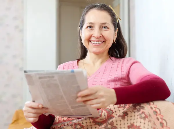 Mulher desfrutando com jornal — Fotografia de Stock