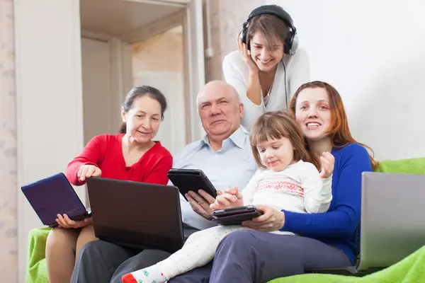 Familie genießt mit verschiedenen Laptops — Stockfoto