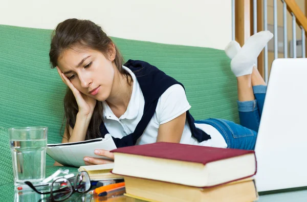 Adolescente haciendo tarea — Foto de Stock