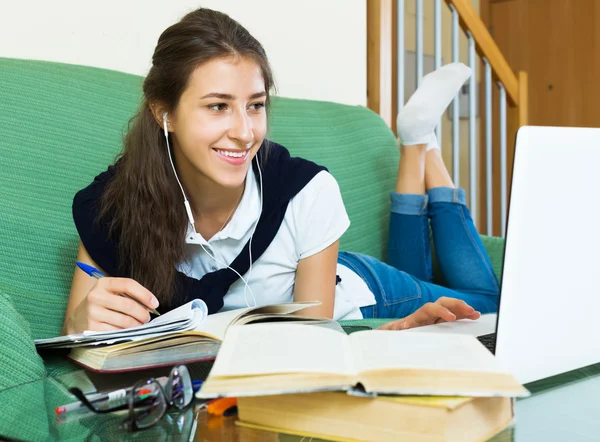 Estudiante joven estudia en casa —  Fotos de Stock