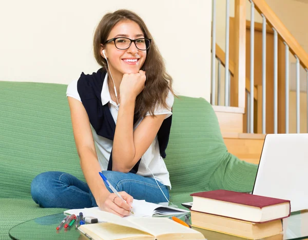 Adolescente chica haciendo tarea — Foto de Stock