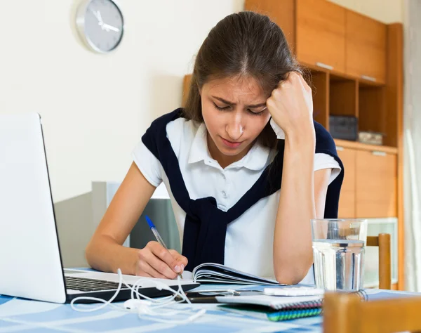 Teenager macht Hausaufgaben — Stockfoto