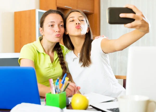 Chicas tomando una foto selfie —  Fotos de Stock