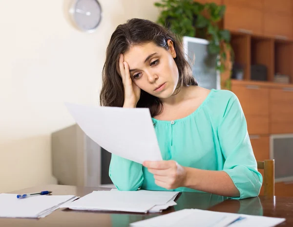 Frau mit Dokumenten zu Hause — Stockfoto