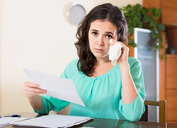 Vrouw en financiële documenten — Stockfoto