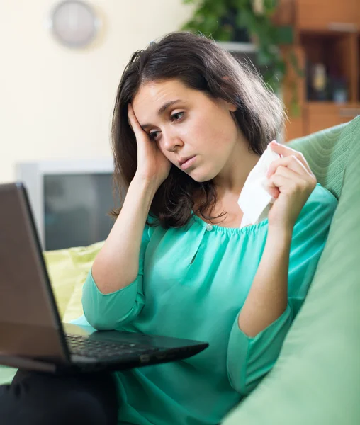 Mujer triste usando portátil — Foto de Stock