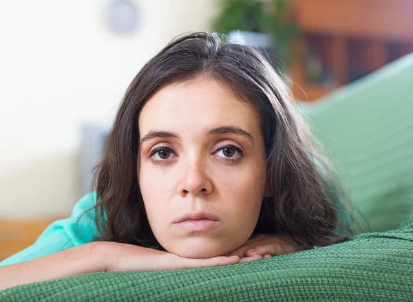 Плачущая женщина на диване — стоковое фото
