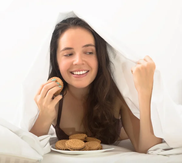 Woman eating sweet chocolate chip cookies — Stock Photo, Image