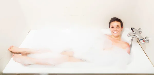 Sorrindo jovem mulher tomando banho — Fotografia de Stock