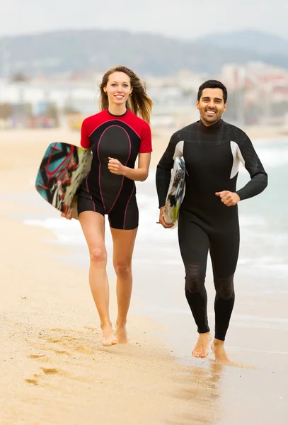 Счастливая семья с досками для серфинга — стоковое фото