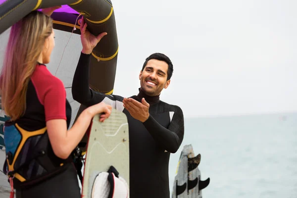 People with kiteboardon at summer day — Stock Photo, Image