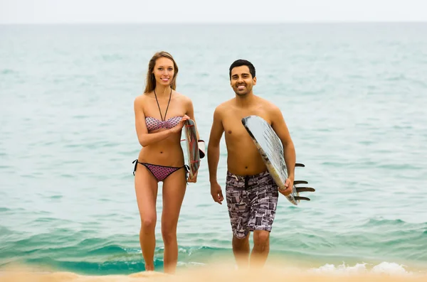 Familie rusten met surfplanken — Stockfoto