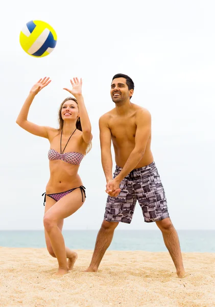 Pareja jugando voleibol — Foto de Stock