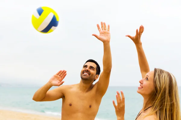 Casal jogando vôlei — Fotografia de Stock