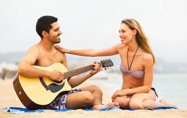 Coppia sulla spiaggia con chitarra — Foto Stock