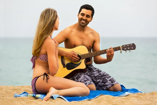 Coppia sulla spiaggia con chitarra — Foto Stock