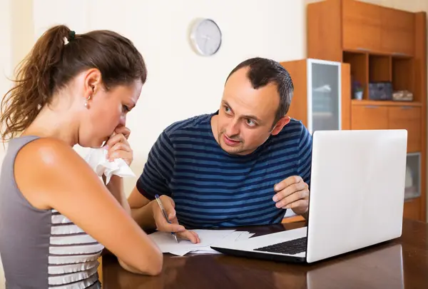 Unhappy customer complains to agent — Stock Photo, Image