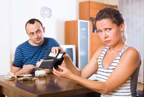 Sad couple counting budget — Stock Photo, Image