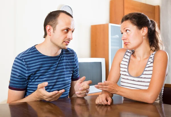 Par som har en alvorlig samtale – stockfoto