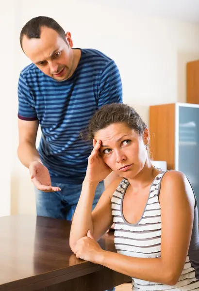 Дружина і розлючений чоловік обговорюють розлучення — стокове фото