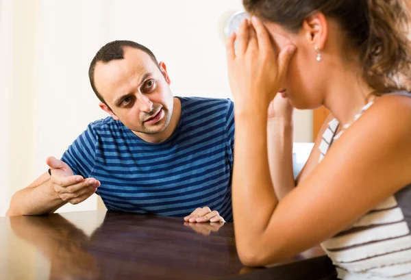 Familia pareja gritando mientras discuten —  Fotos de Stock