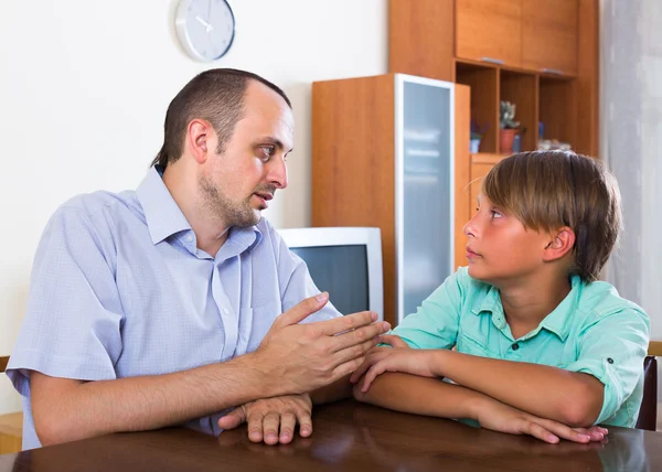 Father and son seriously talking — Stock Photo, Image