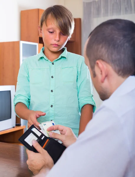 Ragazzo che chiede soldi al padre — Foto Stock